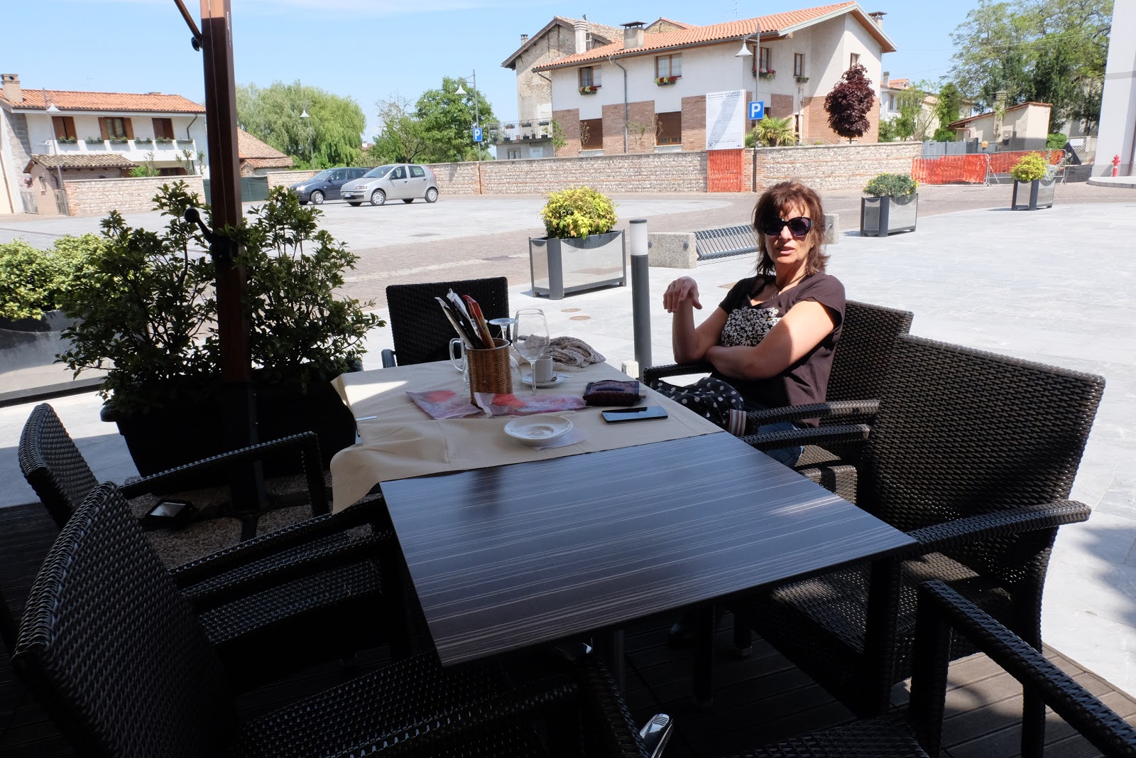 29eb9-2015_0508_14041200 Pause casse-croûte dans un petit village italien